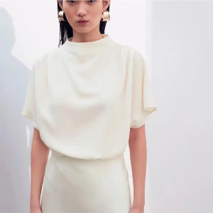 Vit topp från H&M - Säljer denna fina vita toppen från H&M i storlek xs, fint skick🤍