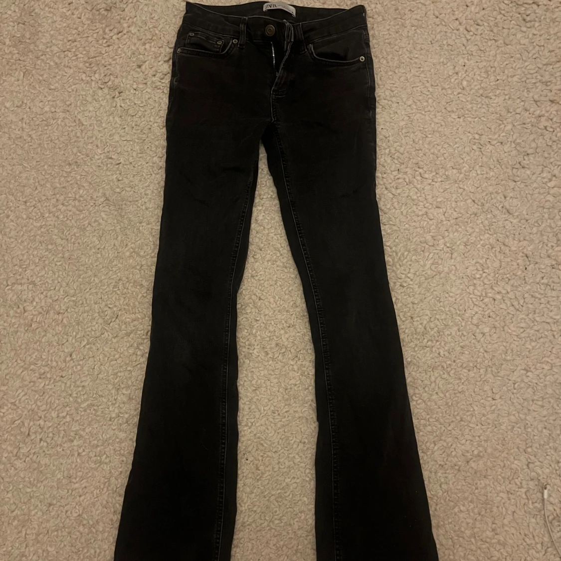 Svarta bootcut jeans