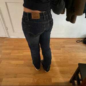 Mörkblå jeans från Levi's - Snygga mörkblå jeans från Levi's i midwaist/lowwaist. De har en låg midja och en straight passform, jättebra skick! Skriv för frågor🥰🥰