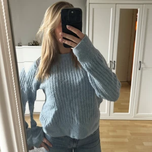 Ljusblå stickad tröja - Mysig ljusblå stickad tröja med långärmad design från mango❤️