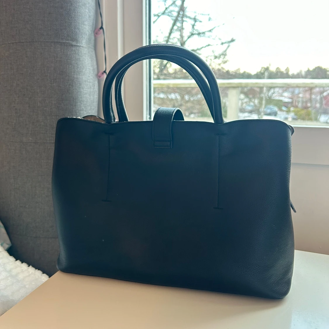 Svart handväska med låsdetalj - 90