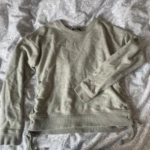 Grå sweatshirt med snörning - Super snygg med snörningsdetaljer på sidan ❤️❤️