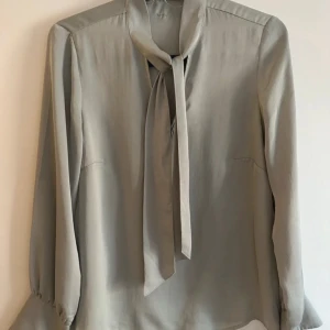 Blus från Stockholm LM - Blus från Stockholm LM i storlek 34/XS, i mycket gott skick endast använde en gång.