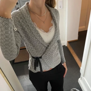 Grå stickad omlottkofta - Grå stickad kofta med snörning från Only i storlek S. Fint skick. Använd gärna köp nu! 