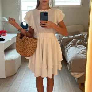 Vit klänning - Vit sommar klänning, använd fåtalgånger, den har litet rosa märke vid halsen, tror ej att det går bort❤️