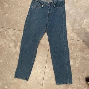 Blå jeansbyxor - Snygga blå jeansbyxor från A Days March, model No 3.