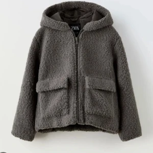 Grå teddyjacka från Zara - Mysig grå teddyjacka med huva från Zara. Superbra till vintern. Ny men utan prislapp. 