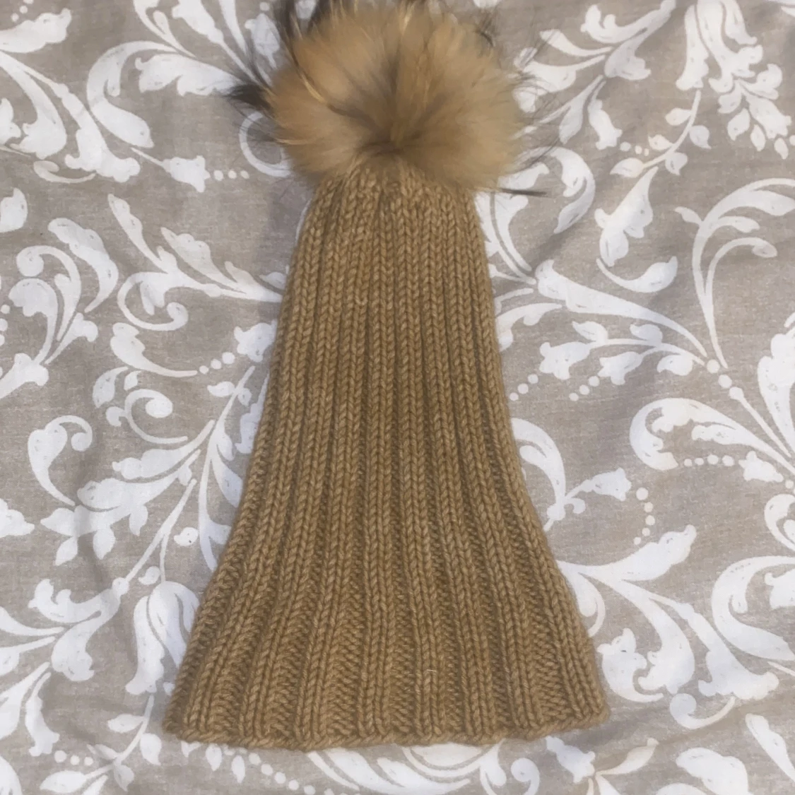 Beige stickad mössa med pälsboll från Tif & Tiffy - 92