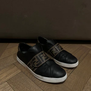 Äkta Fendi skor  - Äkta Fendi sneakers i storlek 39, I fint skick. Nypris 5000kr.  Kvitto samt original box, dustbag, äkta intyg finns. Endast upphämtning som gäller. 