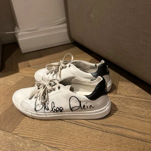 Äkta Philipp Plein skor  - Äkta philipp plein sneakers i storlek 38. Original box, äkta intyg, dustbag mm finns. 
