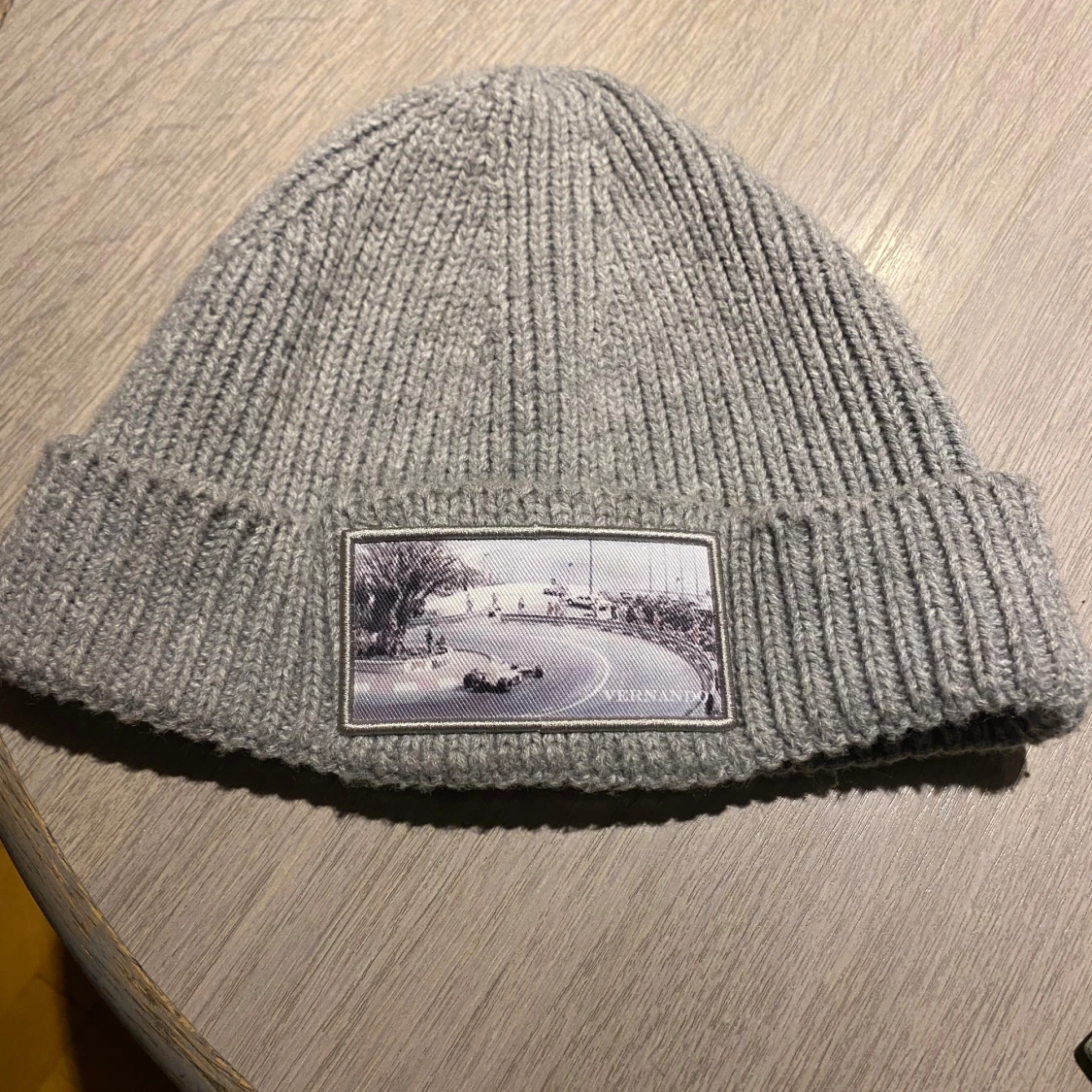 Grå mössa med ett motiv