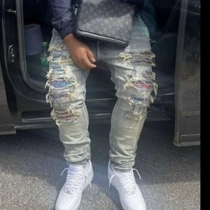 Slitna jenas  - Snygga rippade jeans med färgglada detaljer under slitningarna . Storlek 32 aldrig använt 