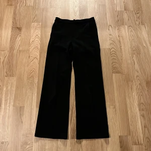 Kostymbyxor från Kappahl är storlek 146 - Snygga svarta byxor från Kappahl i storlek 146. Byxorna har en klassisk design med hög midja och raka ben, perfekta för en stilren look.