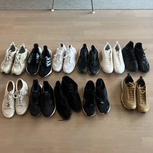 Samling av sneakers i olika färger och stilar - En samling sneakers i olika färger och stilar, inklusive vita, svarta och guldiga modeller. Märken som Adidas och Nike finns representerade. Skorna har detaljer som snörning och varierar i material från syntet till skinn. Skicka ett meddelande vilka skor som är intressanta så pratar vi om priset! 