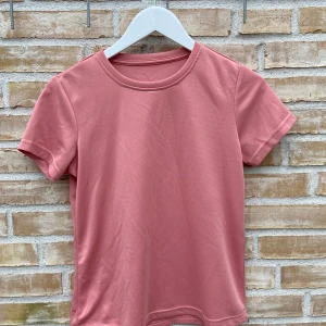 Rosa tröningströja! - Mycket skön, storlek står inte kvar längre men själv skulle jag säga Xs-S!