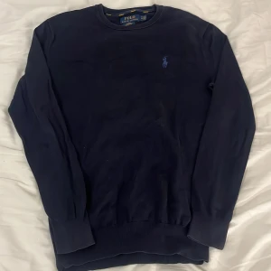 Stickad raulph lauren crewneck - En riktigt fin stickad raulph lauren crewneck, väldigt bra skick. Nypris 1800kr