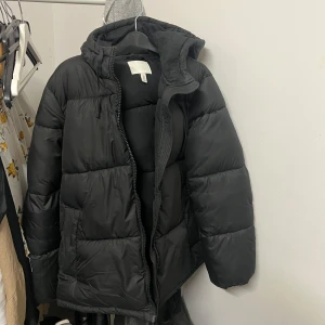 Svart pufferjacka från H&M - Säljer min svarta pufferjacka från H&M i st S men den är stor i storlek. Väldigt skön och värmer under vintern. Nypris 549kr