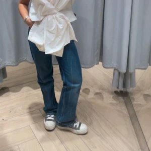 Vit topp med rosett - Vitt topp med stor rosett. Använd en gång och därav mycket bra skick! 