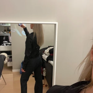 Satin skjorta  - Satin blus/skjorta från NA-KD säljer då den inte kommer till användning och har endast använts några fåtal gånger! Är misslissbels kollektion med nakd