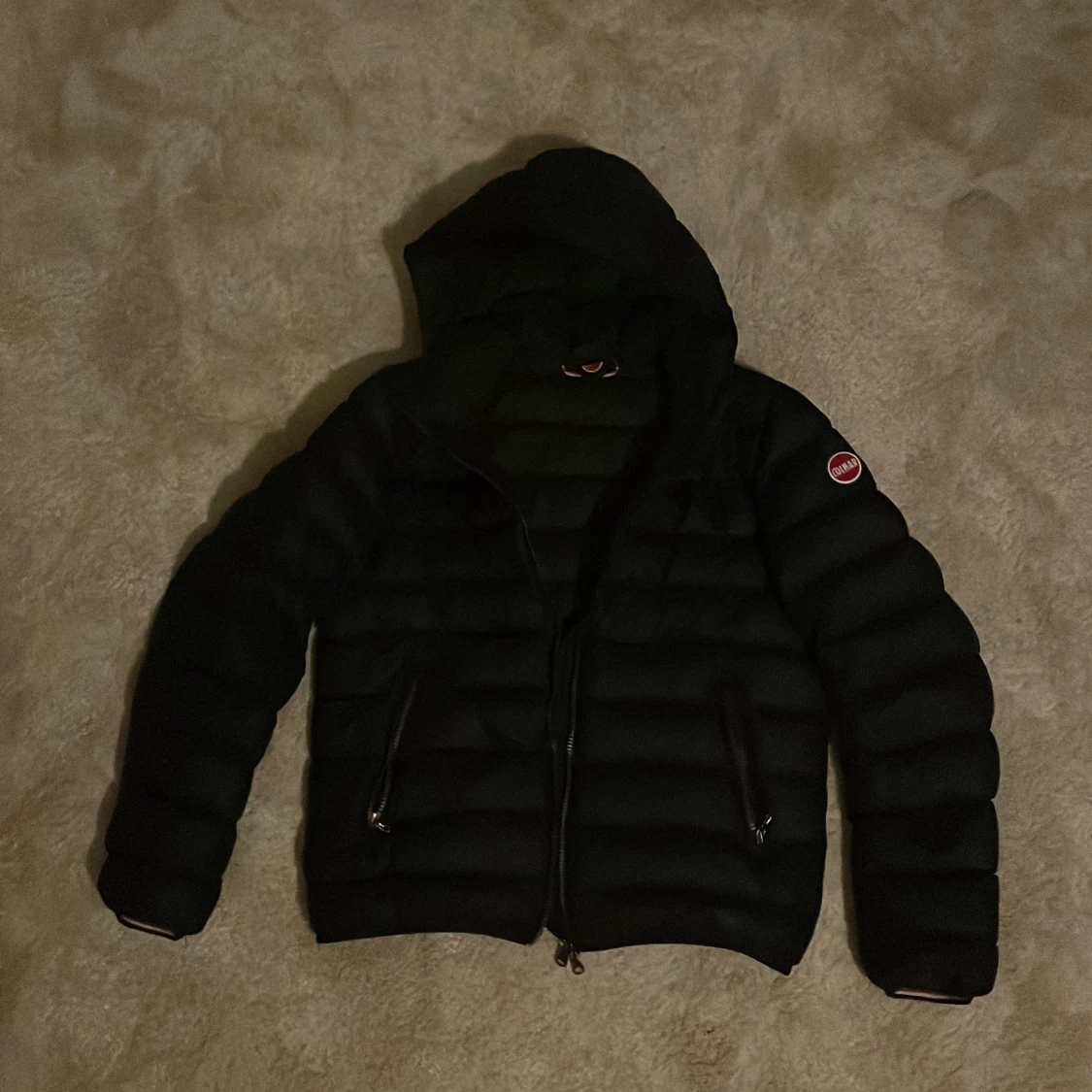 Svart dunjacka med huva