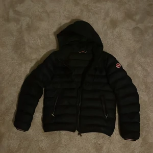 Svart dunjacka med huva - Säljer nu min colmar jacka i strl 16 172 cm 
