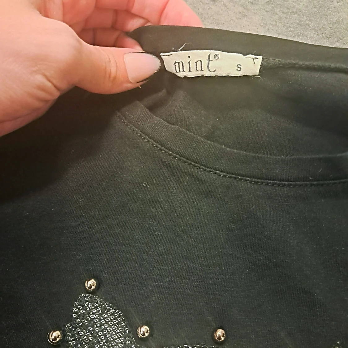 Svart t-shirt med ugglemotiv från Mint - 91