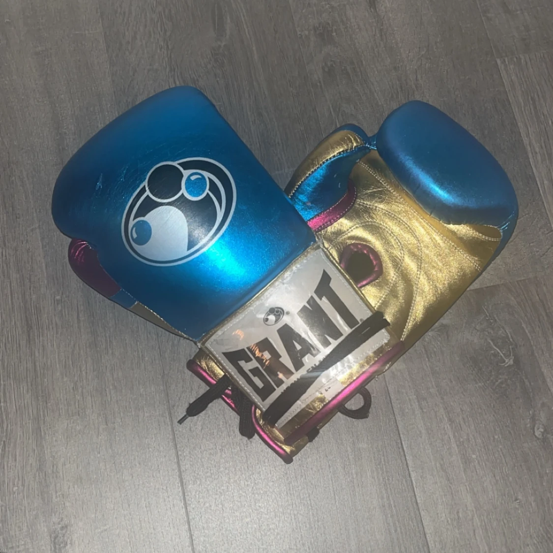 Blå och guld boxningshandskar från Grant