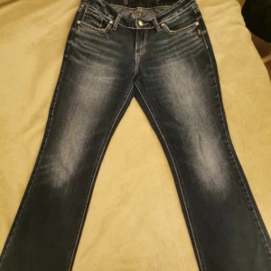 Fina bootcut jeans  - Köpte på Urban outfitters. Sydda på midjan pågrund av att vart för stora. Skador längst ner på byxan. Köpte de  för 600 kr men säljer för 350.❤️