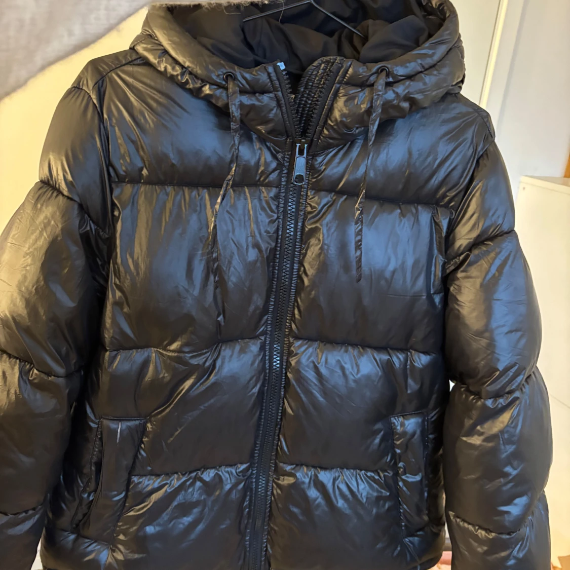 Svart pufferjacka med huva - 90