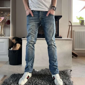 Blå jeansbyxor - Snygga blå jeansbyxor med en klassisk straight passform. Perfekta för en avslappnad stil. De har en midwaist och är tillverkade i slitstarkt denim.