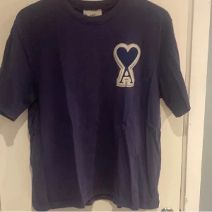 Ami Paris t-shirt - Fet mörkblå Ami Paris t-shirt, knappt använd, bekväm och mkt bra skick! Skriv för frågor eller funderingar🤝