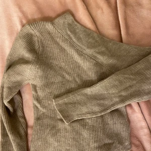 Off-shoulder stickad tröja - Beige off-shoulder stickad tröja, med både detaljer vid ärmarna & nedtill (se bild)💛Aldrig använd då den var för kort på mig! Den är INTE sticksig. Fler bilder kan skickas privat vid förfrågan.