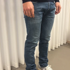 Replay herr jeans - Unika jeans med en cool passform för alla killar!⭐️ är helt perfekt för en trendig lock💙 W34 L32 Modellen på bilden är 174 cm Tveka inte att höra av dig till oss för fler frågor💙