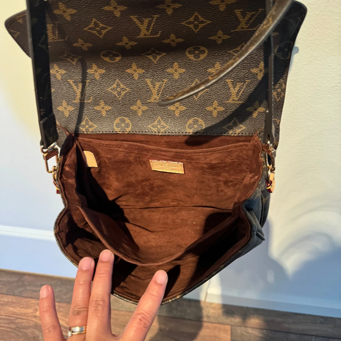 Brun axelväska med monogram - 90