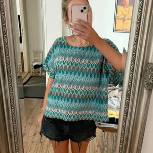 Mönstrad topp - Säljer denna mönstrade topp i blå och vita nyanser. Jättefin och bra skick, den glittrar även.😊💗