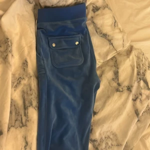 Blå Juicy Couture mjukisar  - Säljer de pga att de ej kommer till användning. De är använda men inga defekter på dom🫶🏼