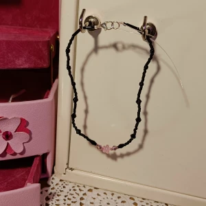 Svart och rosa halsband med blommor - Handgjort halsband/choker 🖤💗🖤 Halsbandet längd är ca 29cm