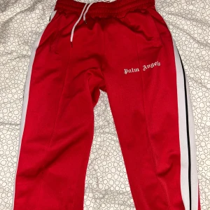 Röda träningsbyxor från Palm Angels - Röda palm angels byxor i storlek S, litet hål vid fickan som inte syns så mycket, kan mötas och fraktas👍