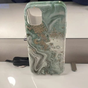 Mobilskal iPhone 11 - Passar iPhone 11. Använt 1 gång. Tappar lite färg men inget man tänker på