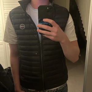 Svart dunväst från Colmar - Inprincip oanvänd väst ifrån Colmar. Skriv för fler bilder mvh 😄
