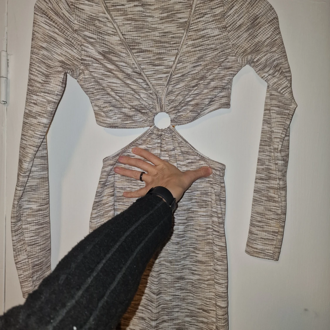 Gråmönstrad klänning med knytning