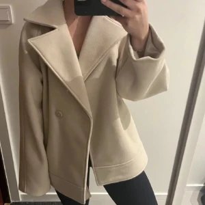Beige kappa Nakd - Jättefin kappa från Nakd!!!❤️❤️❤️ jättefin till både festliga och vardagliga tillfällen🤗 lånad bild! Skriv privat för fler!❤️