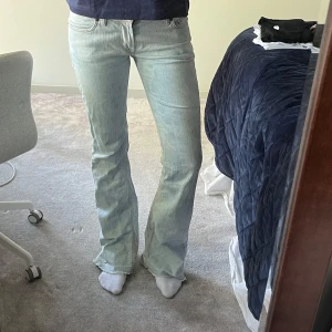 Ljusblå bootcut jeans från Fornarina - Snygga ljusblå bootcut jeans från Fornarina! Jeansen har en lågmidjad passform och är tillverkade i jeansmaterial.