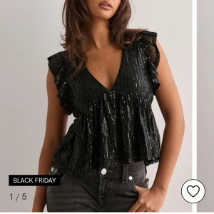 SÖKER  - SÖKER denna svart glittriga topp, slutsåld på nelly. Storlek S💗