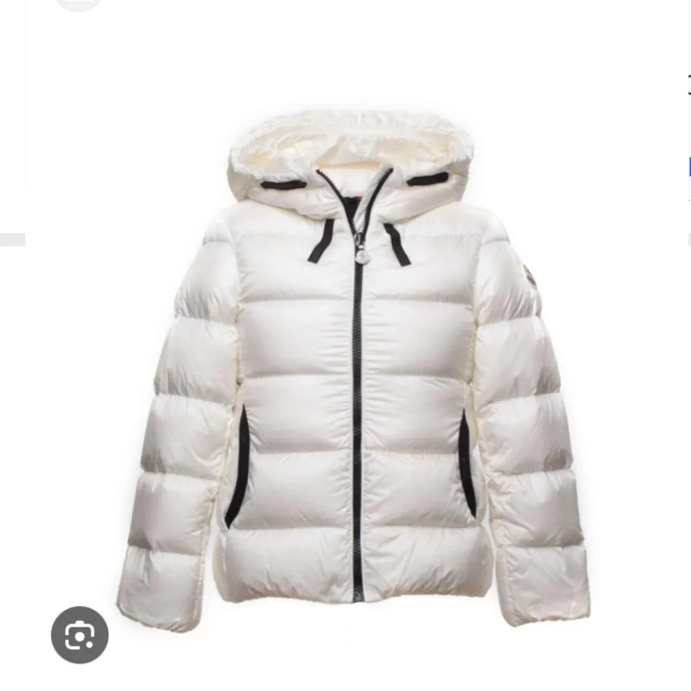 Vit moncler DORTHA DOWN JACKET för tjejer. Perfekt vinterjacka varm. Jag har andvänt den i 2 veckor, säljer eftersom jag tycker den va lite förstor. De är storlek xs men passar även s, nypris ca 7000.  (KOM PRIVAT FÖR FLER BILDER)💞. Jackor.