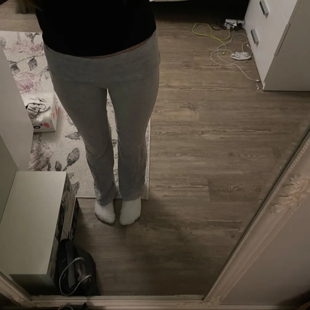 Säljer gråa yoga pants från gina, super snygga och sköna. Säljer pågrund av att dom inte kommer till användning. Skriv innan ni köper!🩶. Jeans & Byxor.