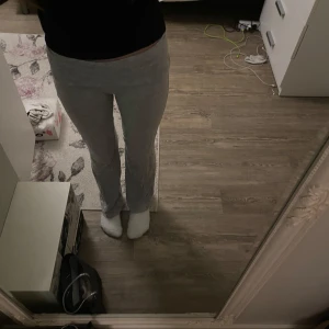 Grå mjukisbyxor - Säljer gråa yoga pants från gina, super snygga och sköna. Säljer pågrund av att dom inte kommer till användning. Skriv innan ni köper!🩶