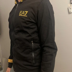 Armani zip hoodie  - Säljer denna armani zip Hoodie, pris kan diskuteras 