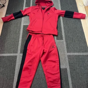 Air Jordan tracksuit - Hej,  Säljer nu min jordan tracksuit som jag inte längre änvänder Storlek:M båda delarna. Givetvis äkta! 