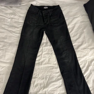 Jeans Madlady - Ett par lågmidjade svarta jeans från Madlady i stl 36. Använda några få gånger men inget slitage på dom. Nypris 699kr🌸